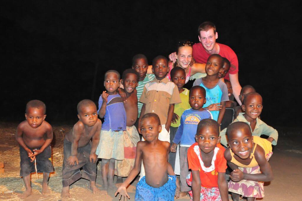 Joëlle en Stijn met kinderen in Malawi