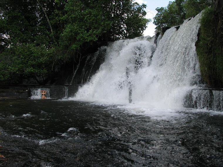 Zwemmen aan voet Mumbuluma Falls in northern province in Zambia