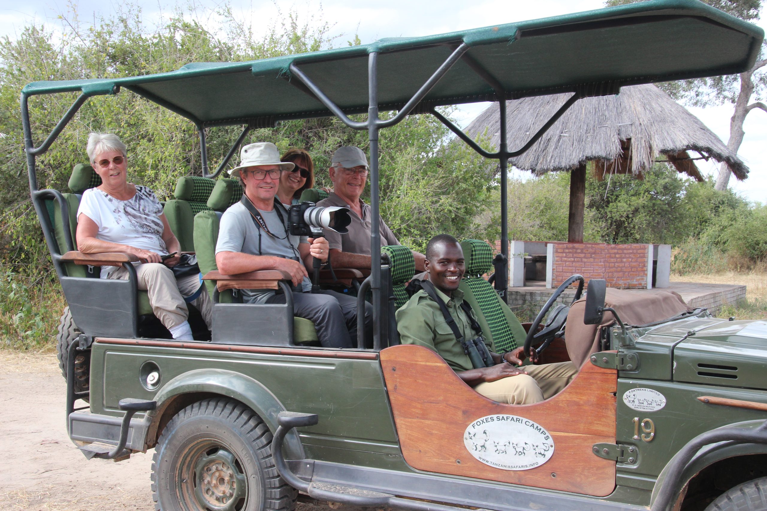 Ada, Cees, Sylvia en Wieger op game drive in zuid Tanzania