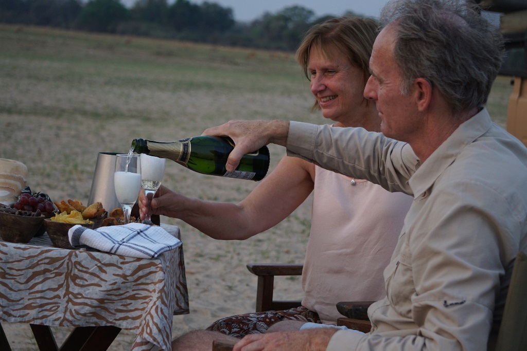 Champagne tijdens game drive in South Luangwa National Park Zambia