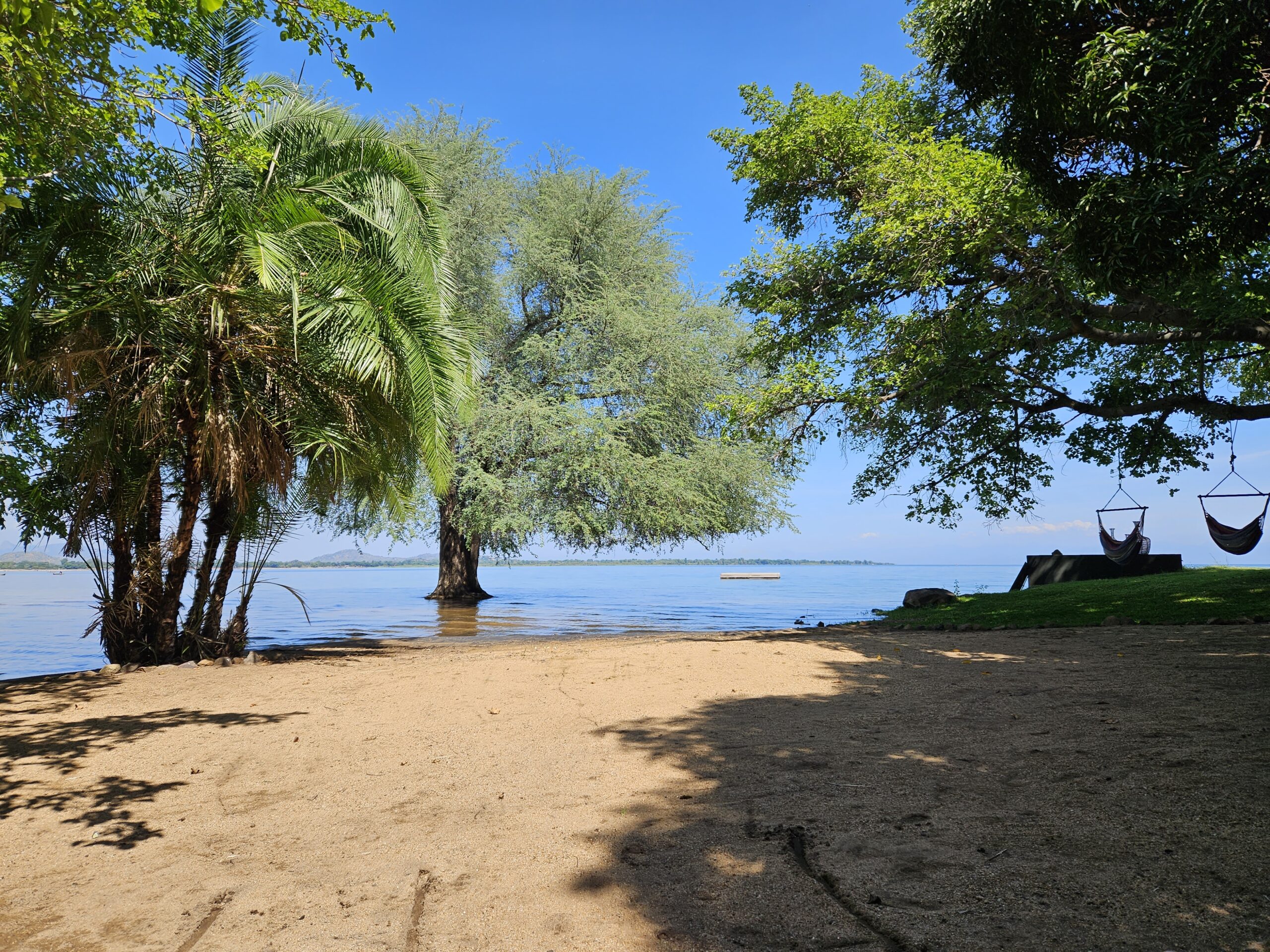 Aan het strand bij het meer van Malawi