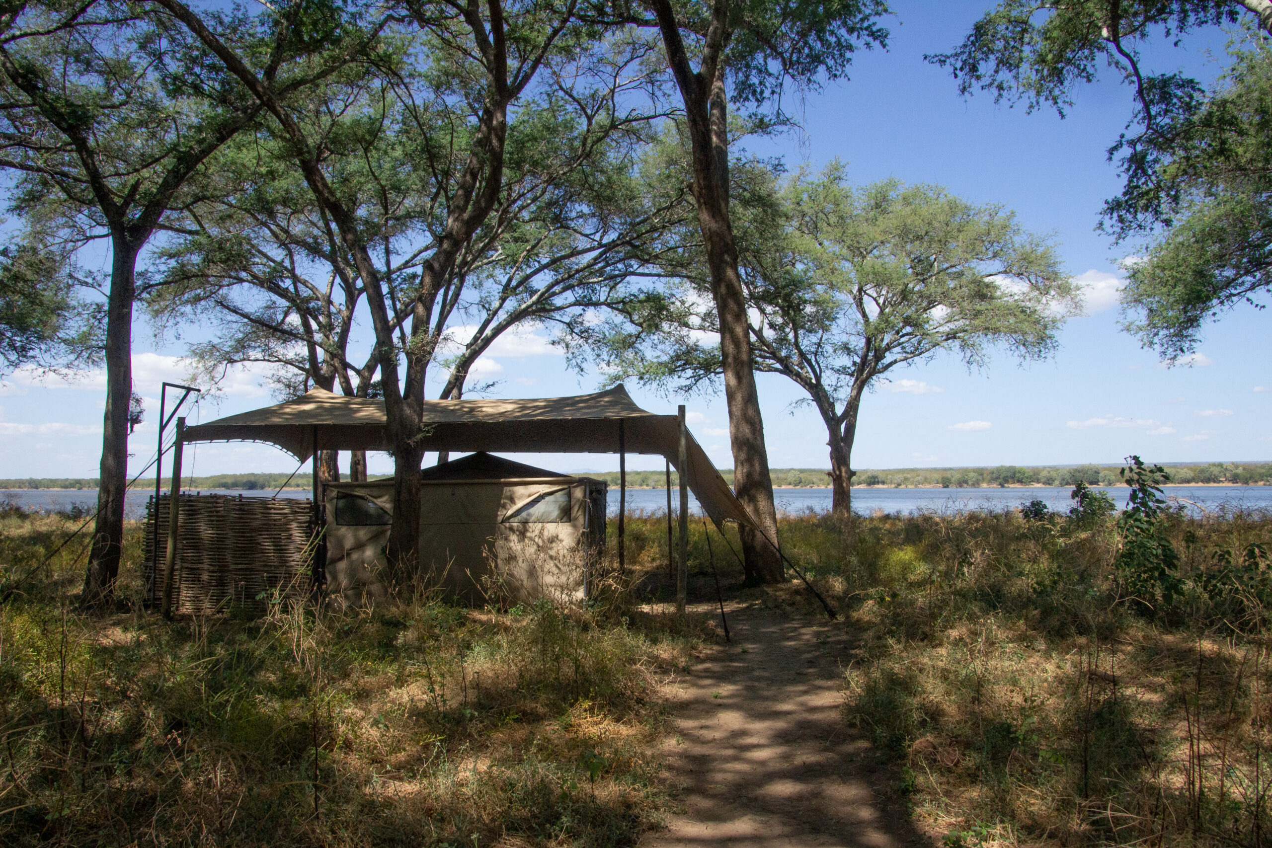 Bush Camp op oever Lower Zambezi in Zambia