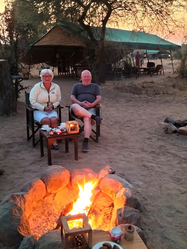 Liesbeth en Johan voor de tent tijdens safari in Tanzania