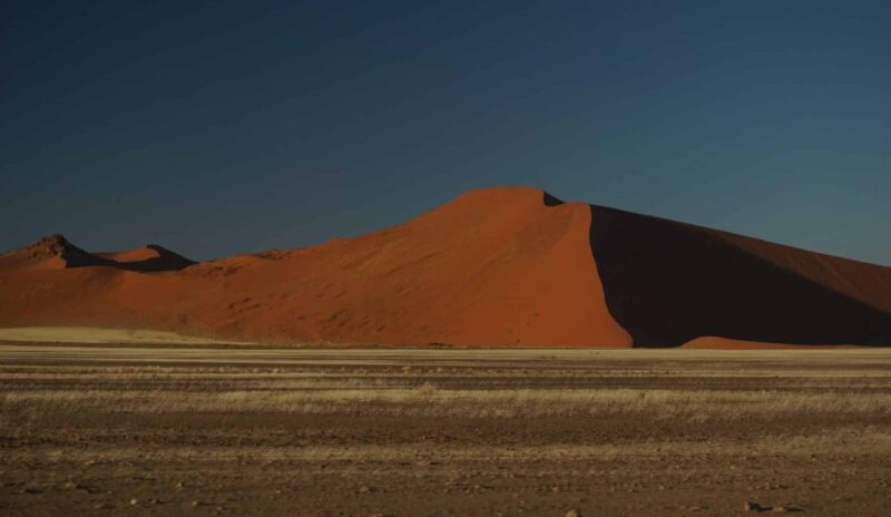 Uitzicht op rode zandduinen tijdens ondergaande zon in Sossusvlei in Namibië