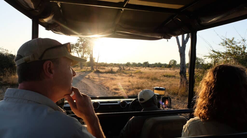 vakantie gangers genieten van afrikaanse landschappen in auto tijdens zonnige namiddag