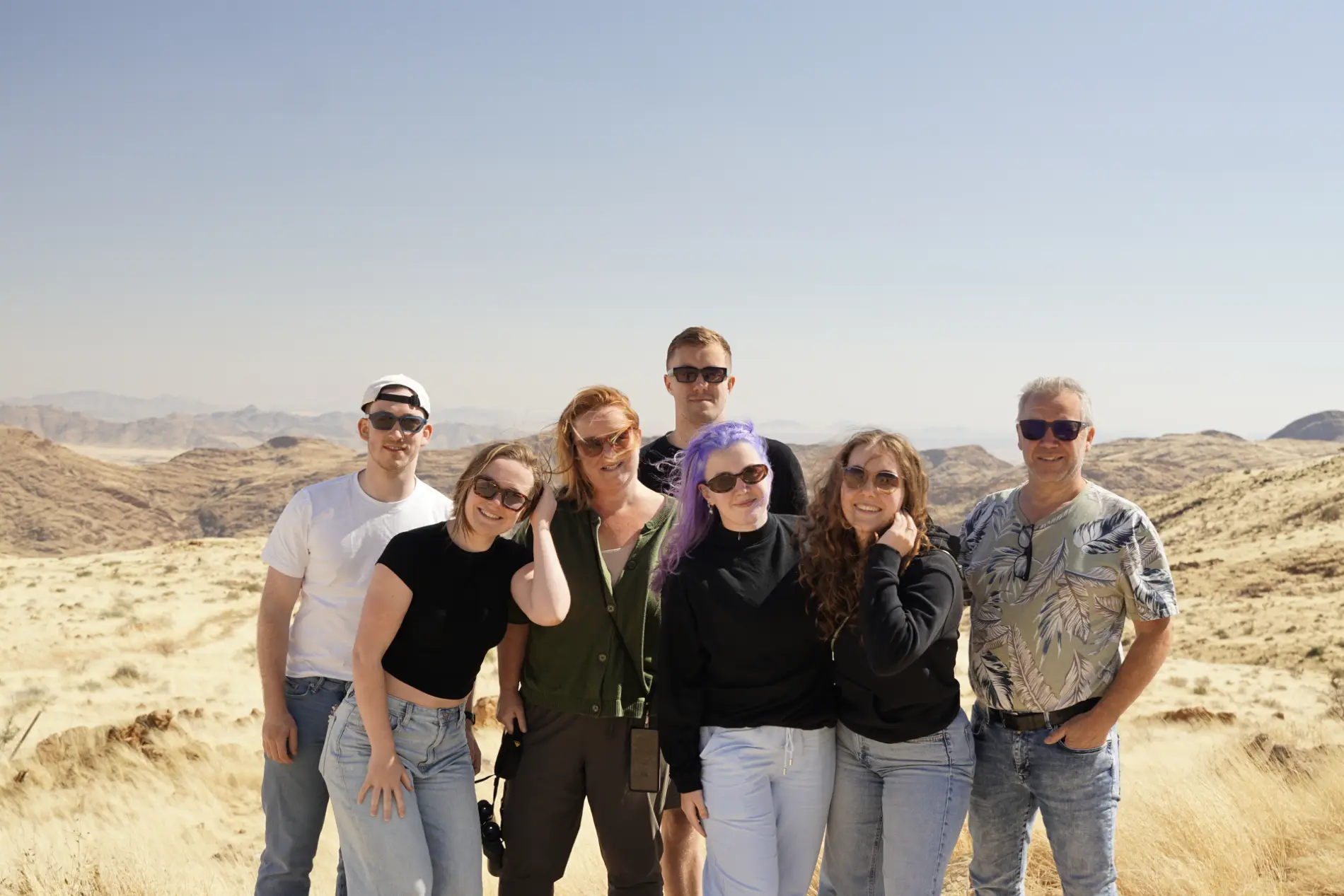 De familie den Outer poseert voor de ongerepte landschappen van Sossusvlei in Namibië