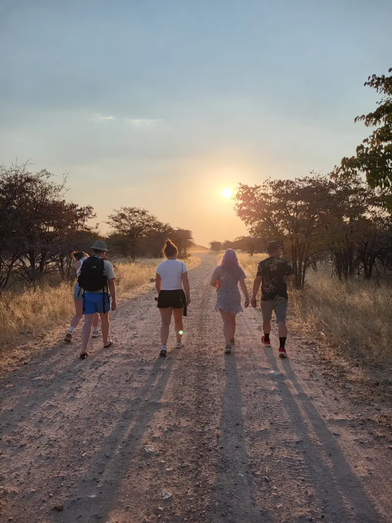 Familie den Outer tijdens wandel safari bij Etosha National Park Namibië