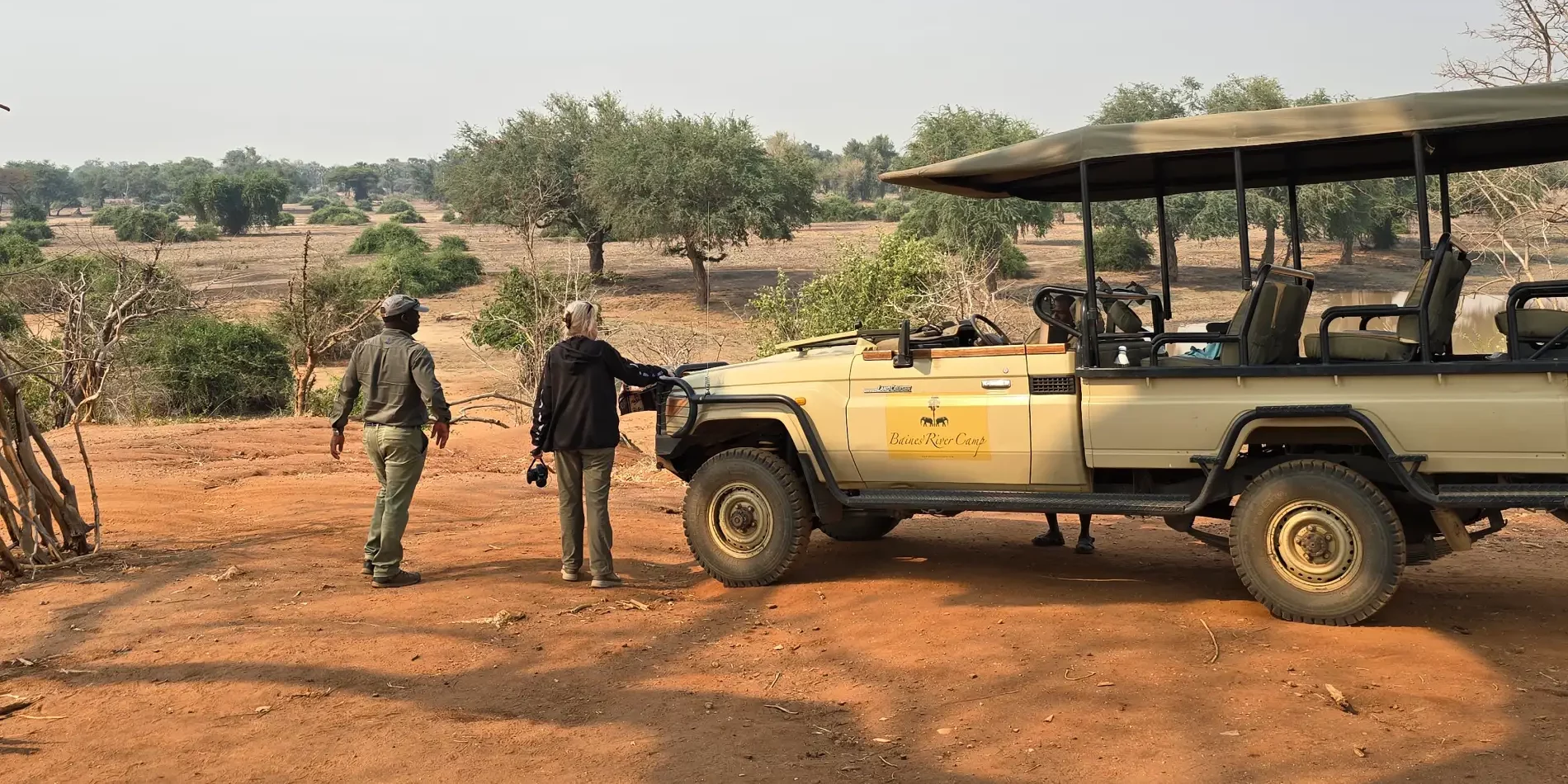 Gids met gast tijdens koffiestop tijdens een game drive in Lower Zambezi National Park in Zambia