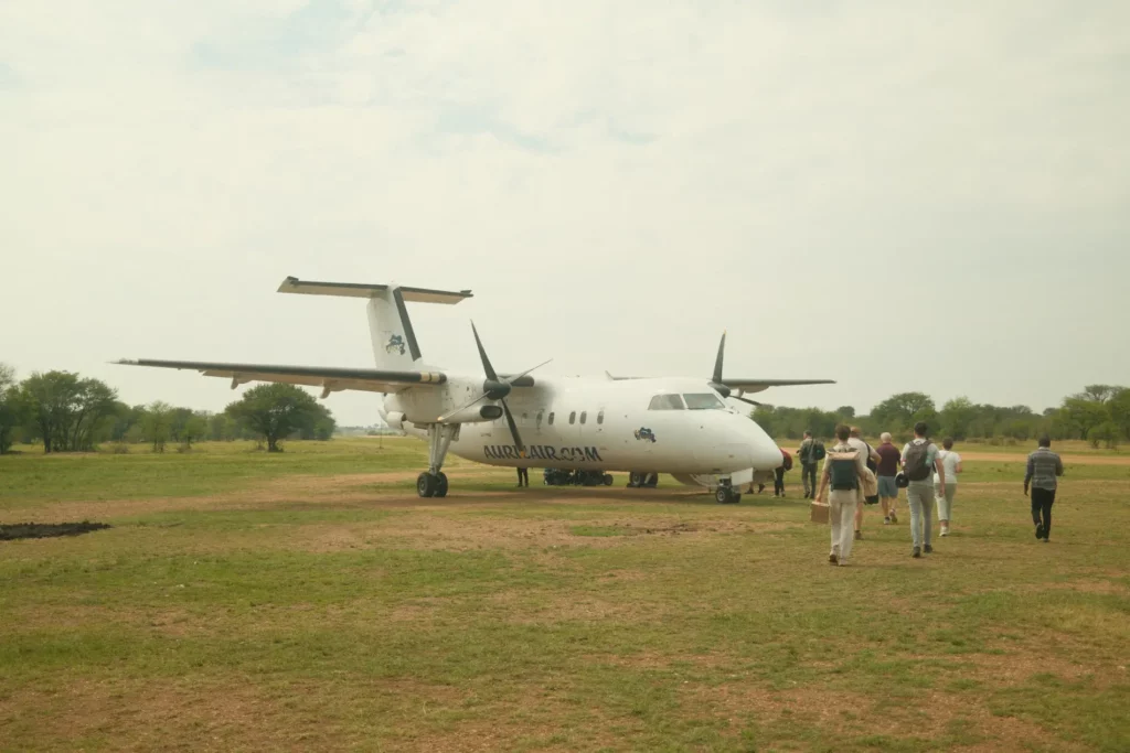 De familie Prins bij het chartervliegtuig in het Serengeti National Park in Tanzania