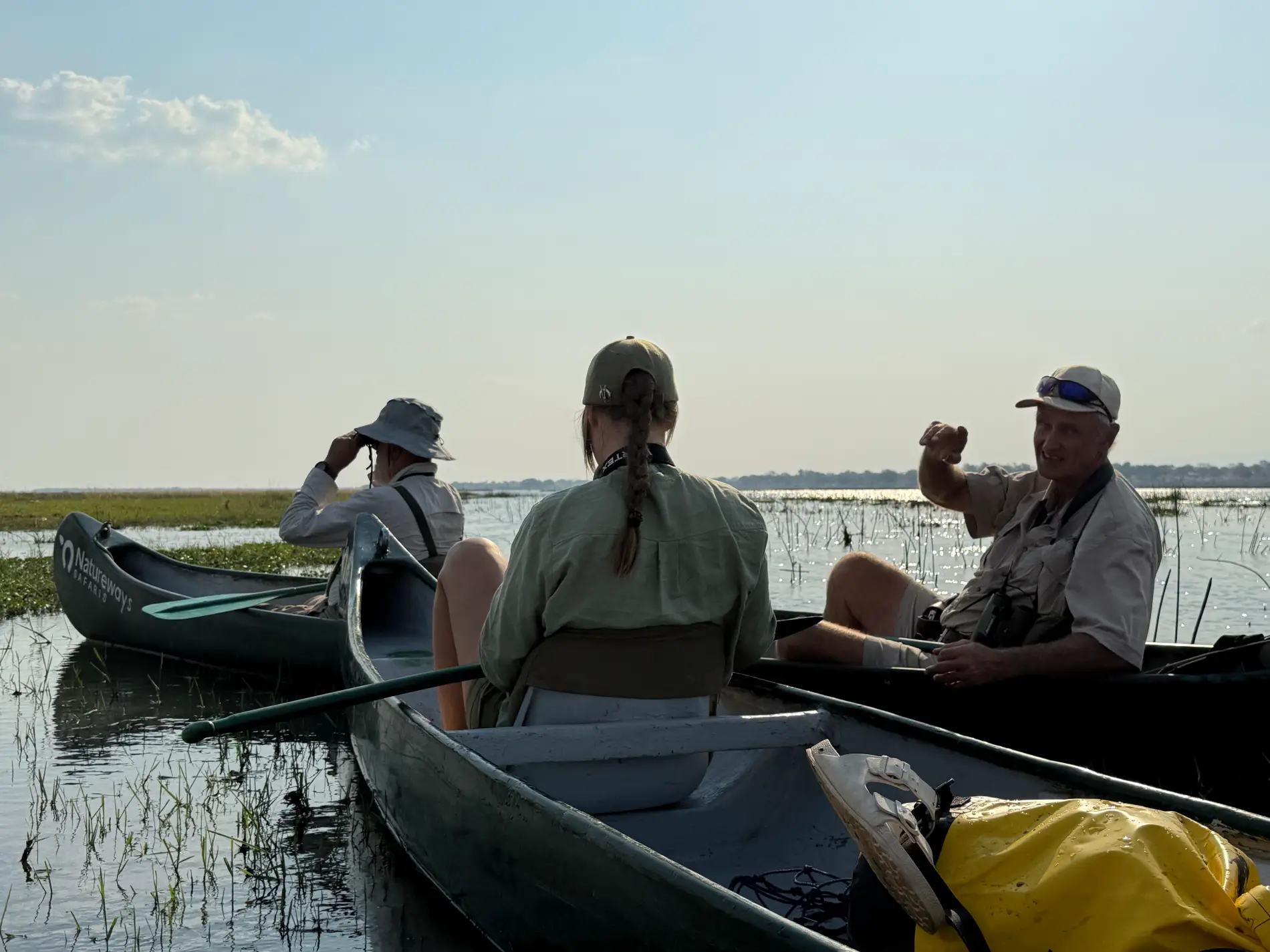 3 kano's bij korte stop tijdens kano safari op Zambezi rivier in Zimbabwe