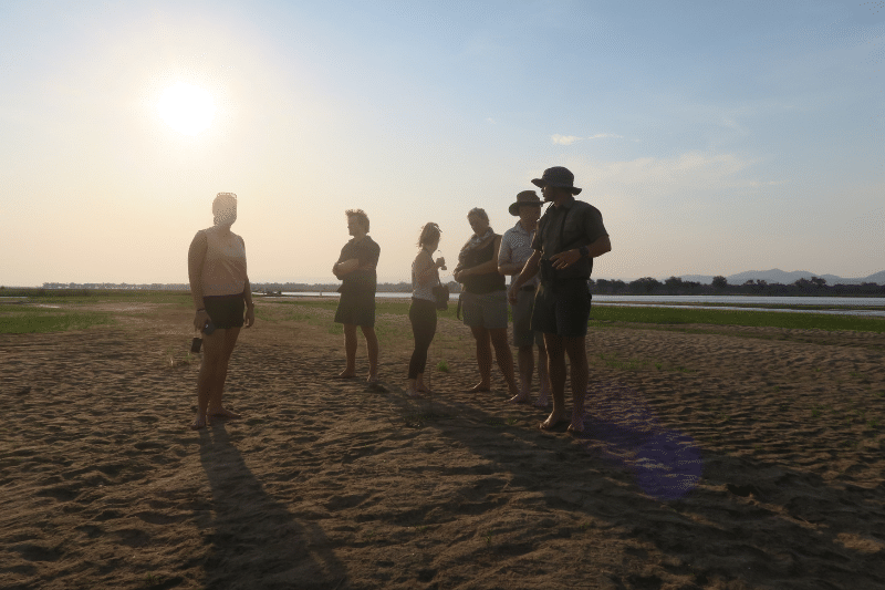 Gasten tijdens de zonsondergang in Lower Zambezi National Park in Zambia.